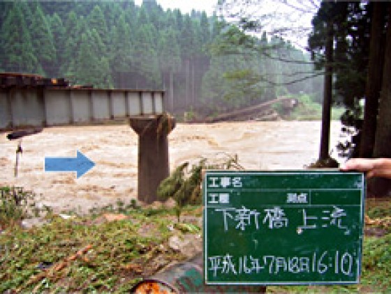 鉄道の橋脚がたおれ、橋げたが落ちました。 JR第3号橋梁(旧美山町)