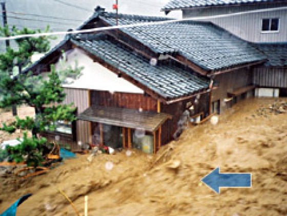 濁流が民家を直撃しているようす (旧美山町蔵作地区)