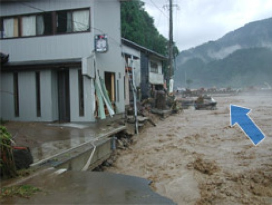 護岸と道路が流されるようす (旧美山町西河原地区)