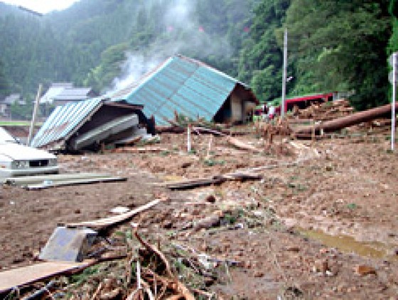 護岸がこわれ建物が倒れているようす (旧美山町折立地区)