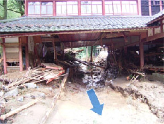 民家の中を濁流が通過した後のようす (池田町松ヶ谷地区)