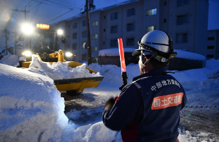 ホイールローダによる圧雪起し（福井市）