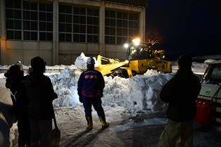 ホイールローダによる圧雪起し（福井市）