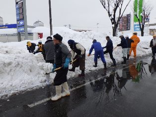 2/8除雪作業状況(神保交差点ガソリンスタンド)