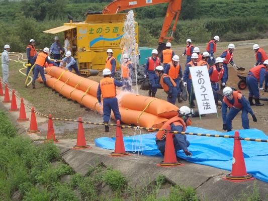 地域防災訓練における水防工法展示の様子