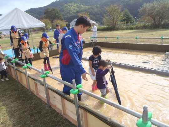 舞鶴総合防災訓練で展示した水中歩行体験の様子