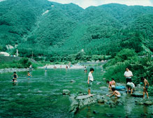 川で水遊びする子供達