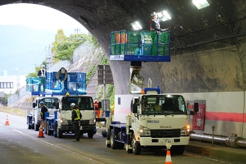 トンネル照明点検