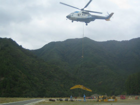 ヘリコプターによる重機運搬