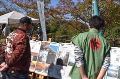 パネル展示による広報活動の様子A