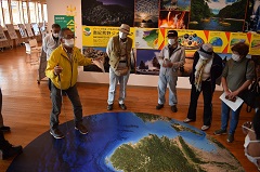 南紀熊野ジオパークセンターの見学風景