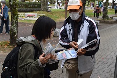 よりみちマップを配布している様子
