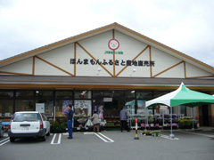お店の前ではお花も販売しています。