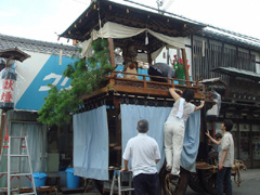 福路町では「お笠」準備中。