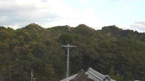 田辺市中芳養・灰坂峠付近より見たひき岩群