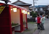 夜見世を見て回る住民