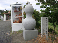 モニュメントと展示ケース