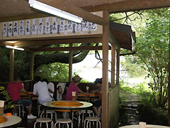 渓流沿いの開放的なお店