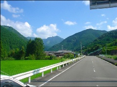 富里温泉付近より望む半作嶺一番奥の山が左から見た寝顔に見えます。
