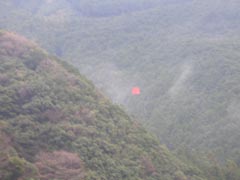 山の間にぶらさがっている音の居