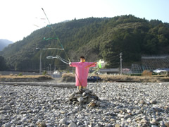 川原に立つかかし