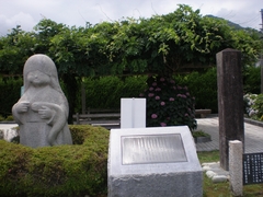 浮島伝説の「おいの」像と碑
