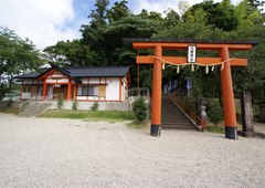三輪崎八幡神社鳥居と社務所