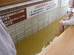 褐色に濁っています。
