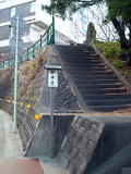 道路から碑を見る