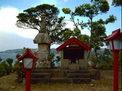 法華塔山に奉られている小さな祠