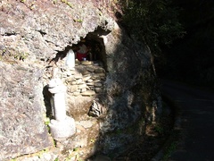 岩盤の穴の中の立江地蔵