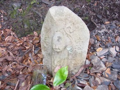 名号碑脇の地蔵台