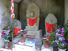 逢阪峠の北向地蔵尊