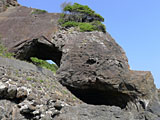 旧県道のトンネル(左上)と通り穴(右下)