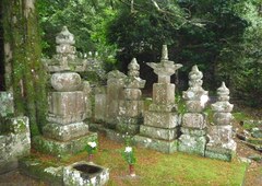 巨大な石塔群