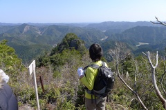 雄岳山頂から雌岳を望む