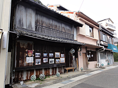 ビン玉を飾り、昔の写真展もしています。