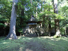 色川神社と緑青の崖
