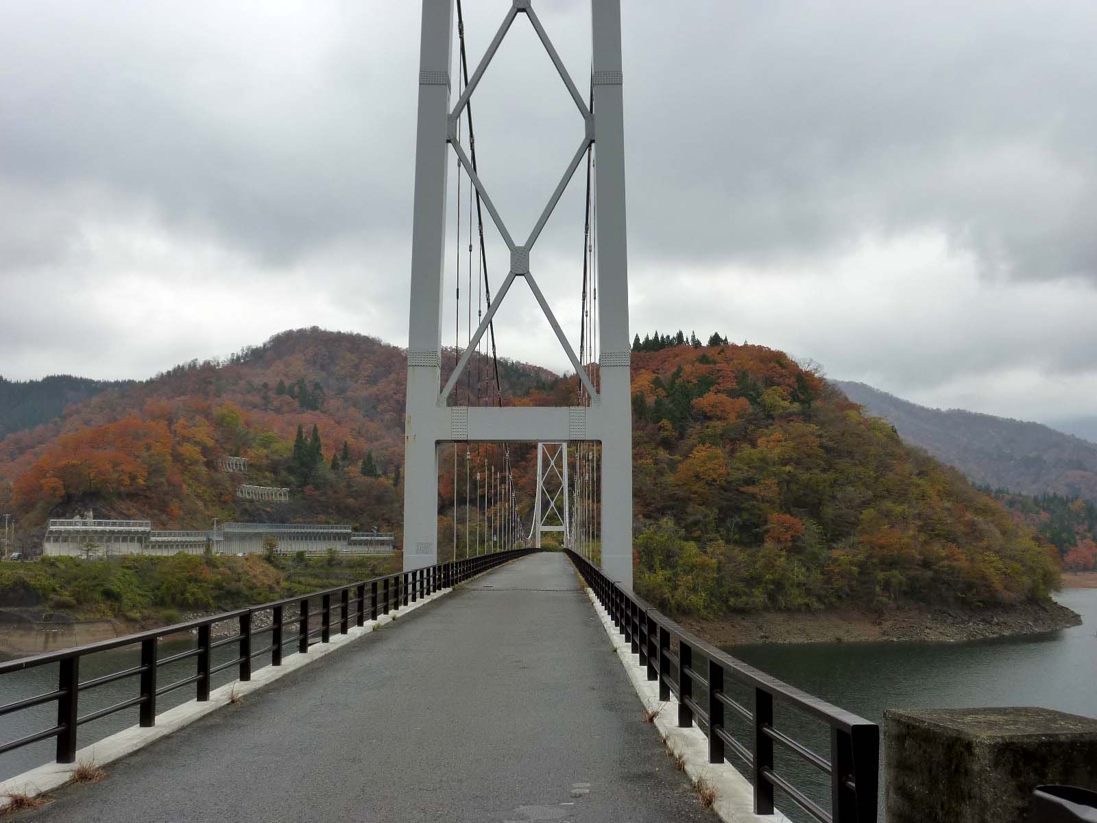 ダム右岸側