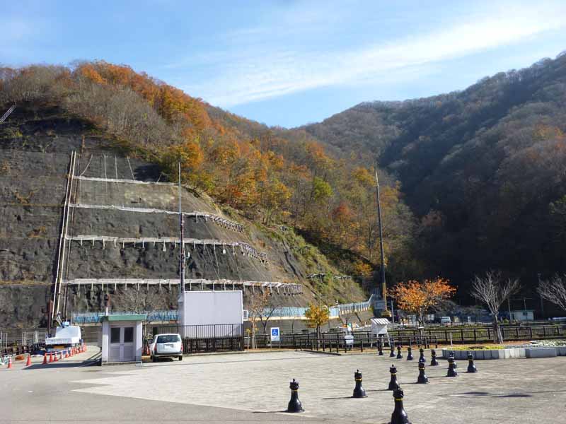ダム右岸側
