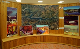 九頭竜ダム貯水池の航空写真と九頭竜湖についてのパネルを展示しています。