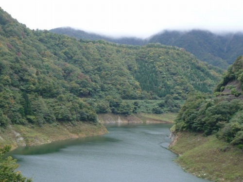 貯水池中流部
