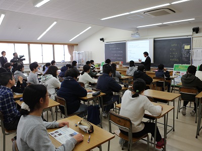 熱心に聞き入る子供たち