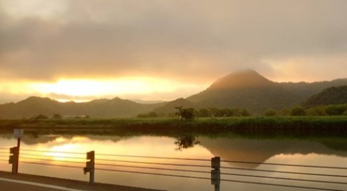 夏の夕暮れ時の円山川