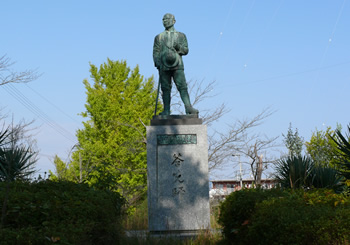 赤木正雄の銅像