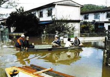 ボートで救助される一本松団地の人々