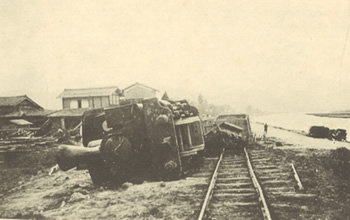 北但大震災で線路からはずれてたおれた土砂運ぱん用の機関車