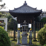 五輪塔覆堂