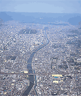 空から見た京都の街並の写真画像
