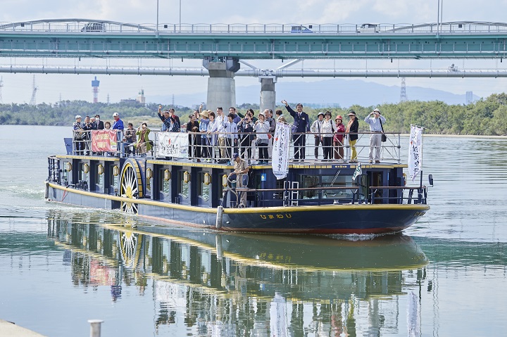 淀川を航行する観光船